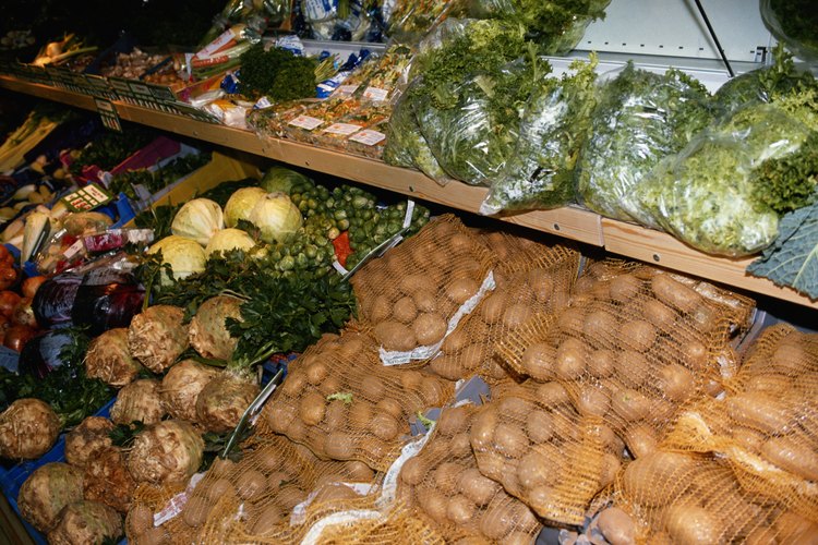 El peróxido de hidrógeno grado alimenticio se utiliza para la limpieza de bolsas para empacar vegetales.