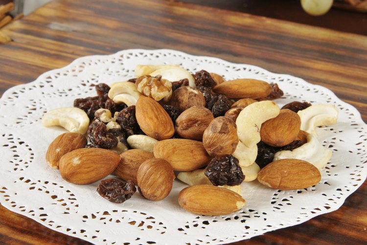Las mezclas de frutas secas son un alimento no perecedero que ofrece proteínas y dulzura.