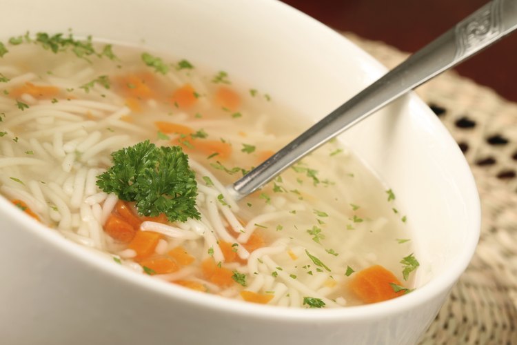 La sopa de pollo con fideos es un opción baja en grasas y carbohidratos que te hará sentir satisfecho.