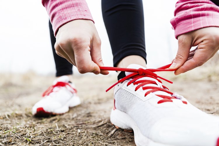 Usar los zapatos erróneos puede causar dolor en tu rodilla.
