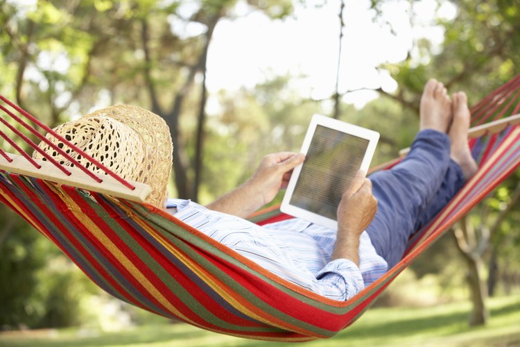 La alternativa de una hamaca autoestable al aire libre es una hamaca de amarre.