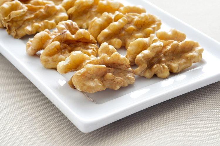 Nueces (walnuts) sin cáscara en un plato.