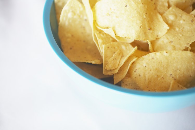 Come chips de tortilla con moderación.