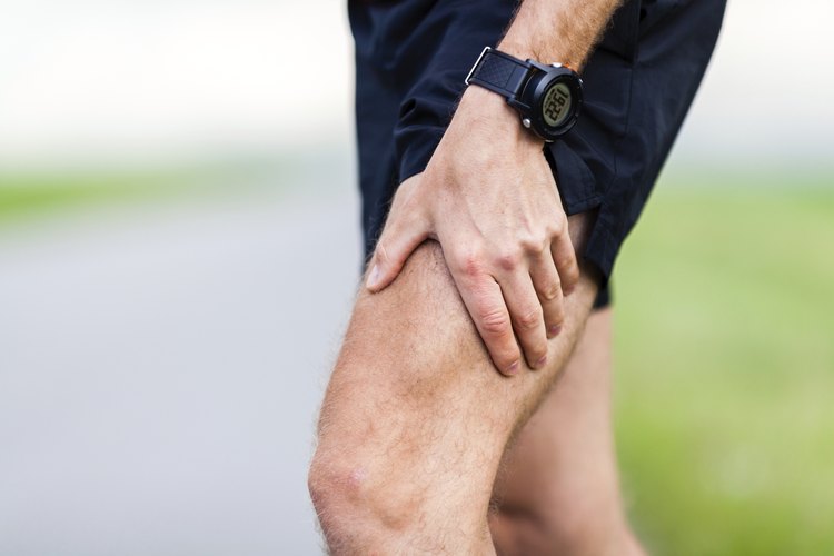Un dolor constante arriba de su rodilla.
