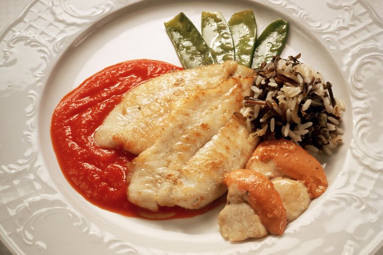 La tilapia se tornará opaca y se desmoronará cuando esté bien cocida.