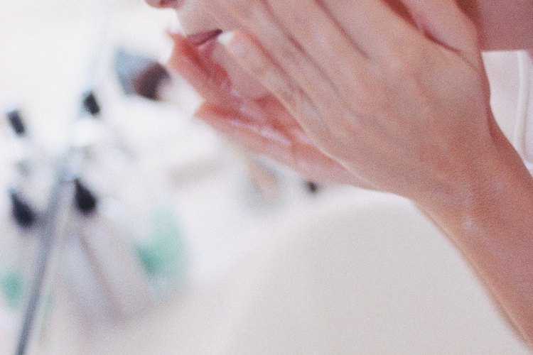 Lava tu cara con un exfoliante facial para ayudar a alejar la grasa que causa acné.