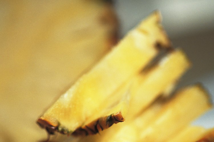 Como bocadillo para después del ejercicio, la piña es ideal. La enzima bromelina presente en esta fruta ayuda a aliviar los dolores musculares.