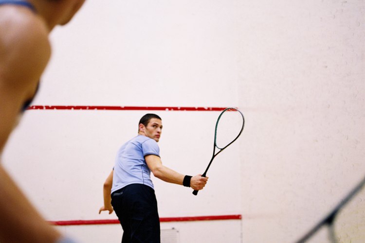 Las raquetas que se utilizan para el squash son más largas, similar en longitud a las de tenis.