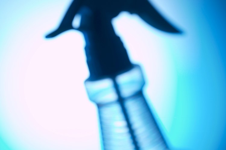 Evita llevar químicos fuertes a tu hogar haciendo tu propio limpiador antibacterial.