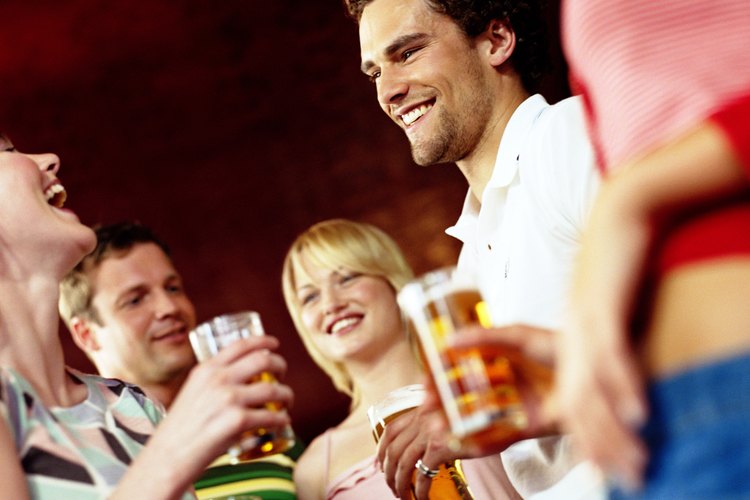 Amigos bebiendo cerveza.