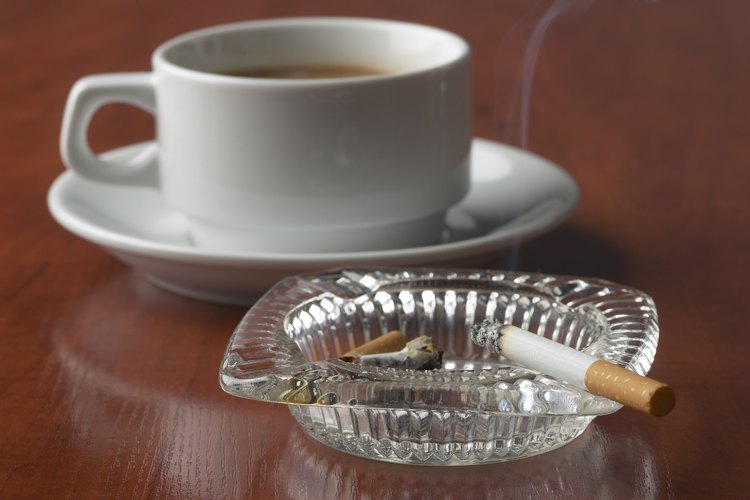 La cafeína y la nicotina son dos causas comunes de las palpitaciones del corazón, que pueden imitar la sensación de la omisión de un latido.