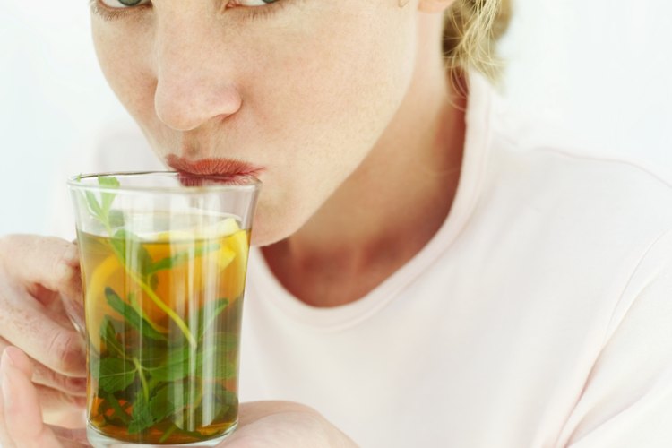 Beber té verde puede ayudarte a cumplir con tus requerimientos diarios de fluidos.