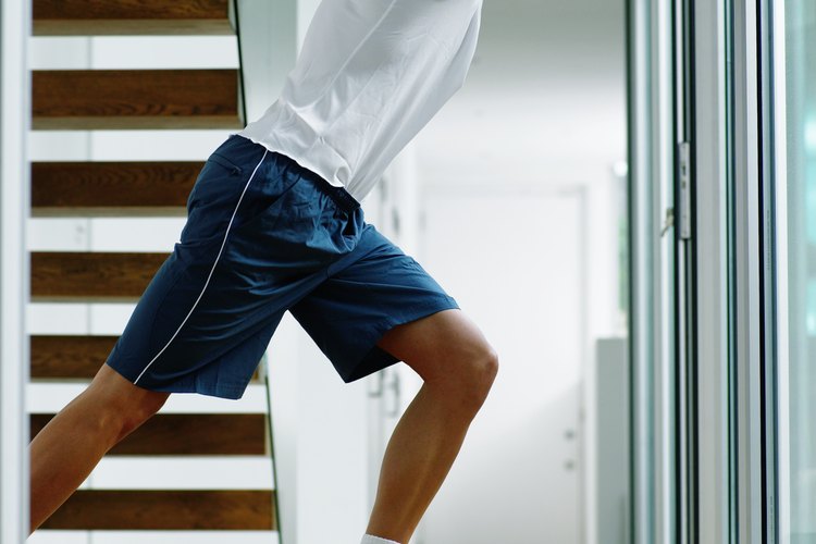 Los hombres pueden levantar pesas en casa para ponerse en forma.