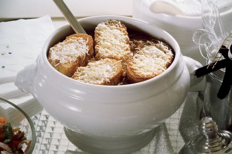La sopa de cebolla francesa puede ser baja en calorías, pero adicionada con pan francés (french bread) con mantequilla (butter) y el queso suizo (Swiss cheese) la convierten en un entremés alto en calorías.