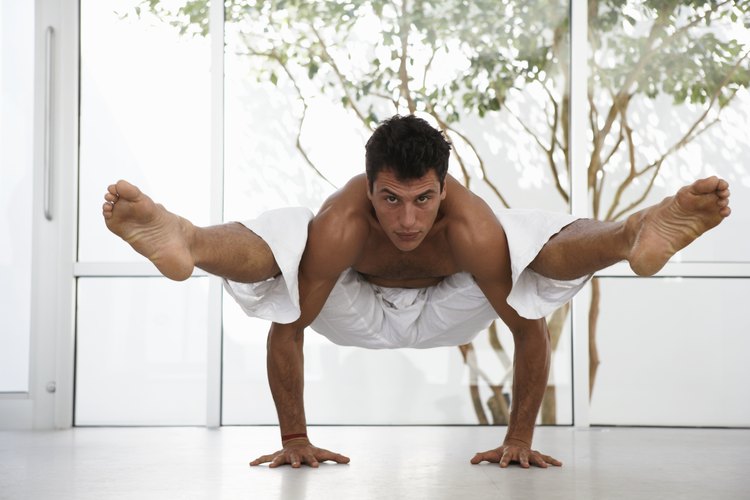Las poses para equilibrarse con los brazos pueden presionar mucho tus muñecas, pero las muñequeras pueden proporcionarte apoyo extra.