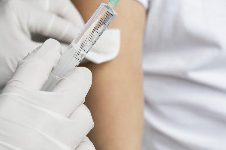 La vacunación es la mejor protección contra la fiebre amarilla.