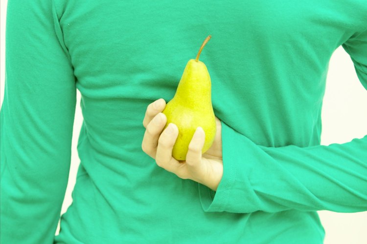 Usando la cinta de medir puedes distinguir si tu cuerpo es tipo manzana o tipo pera.