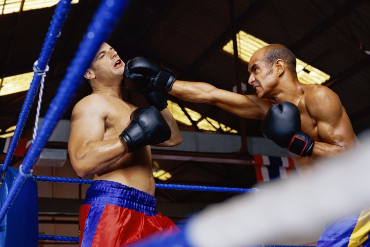 Trabajar con un compañero de entrenamiento te ayudará a mejorartu velocidad en el ring de boxeo.