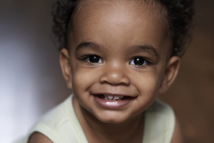 Un niño de un año sonríe más cuando no le están saliendo los dientes.