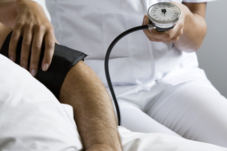 La hipertensión arterial en personas de edad avanzada se asocia con ataques al corazón, derrames cerebrales y demencia.