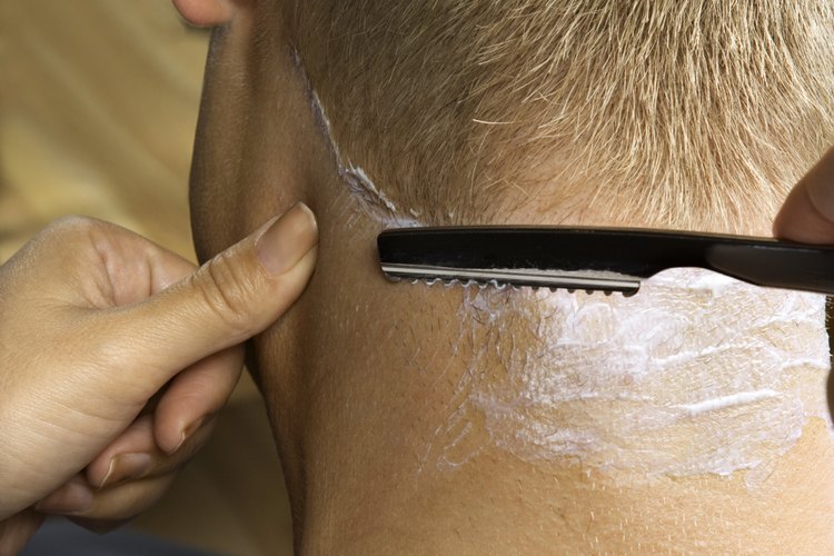 Deshazte de los vellos encarnados en el cuello.