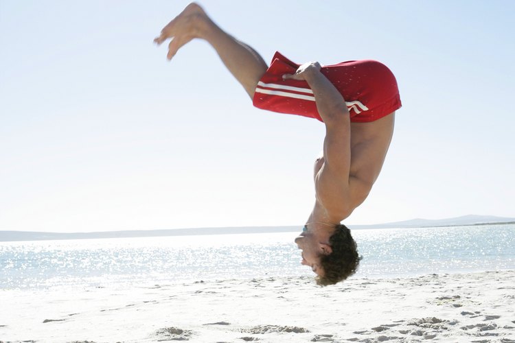 Práctica diferentes técnicas de back flip para mejorar tu habilidad.