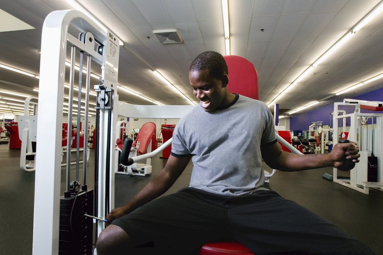 La inflamación muscular puede ser consecuencia de un trauma al hacer demasiado ejercicio.