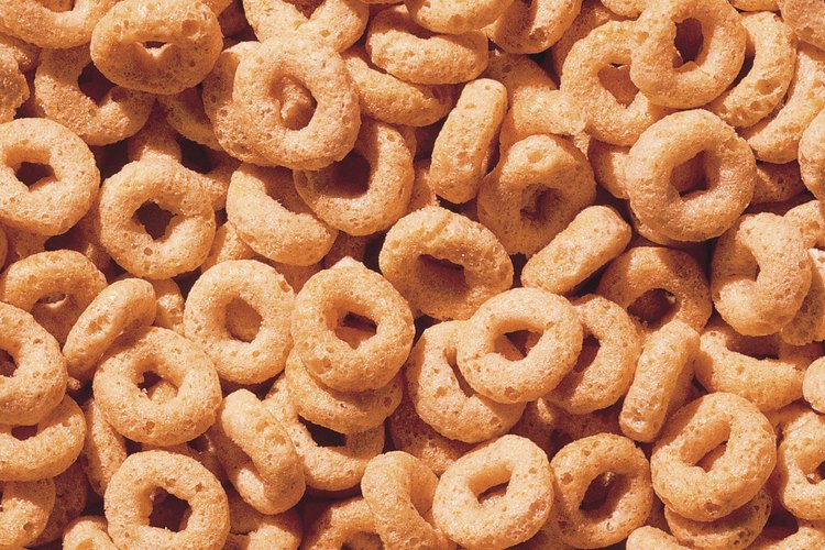 El cereal seco puede ser una bocadillo saludable, debido a un alto contenido en fibra.