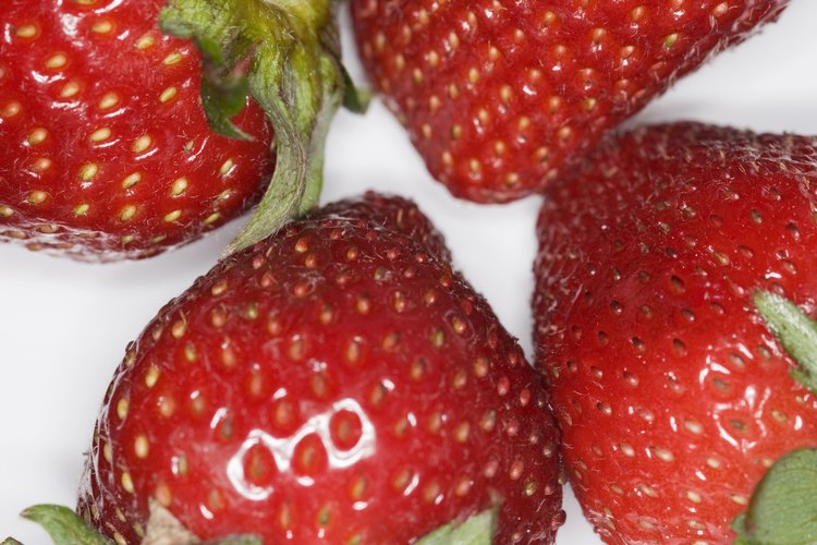 Las fresas (strawberries) están llenas de vitamina C, que es importante para el crecimiento de los huesos.