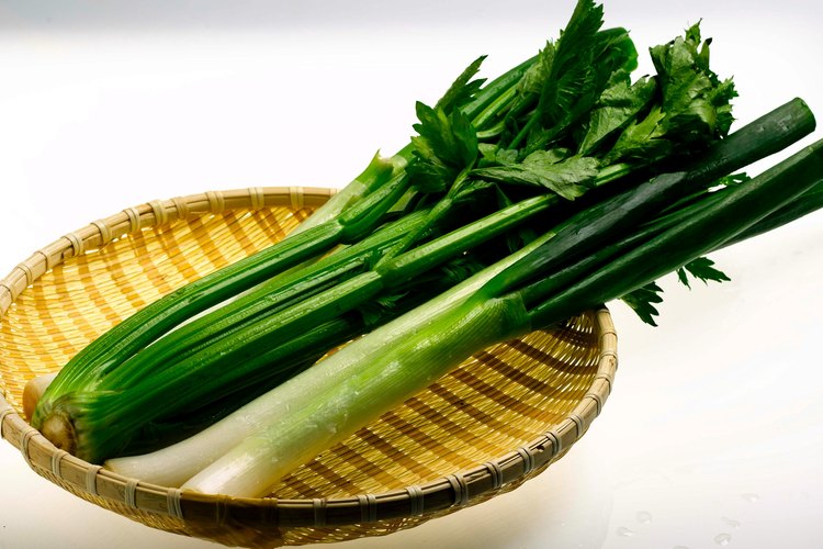 Bebe jugo de apio crudo solo o agrega otros vegetales.