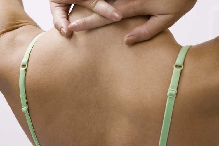 Usa ejercicios con banda de resistencia para crear y entrenar los músculos de tu cuello.