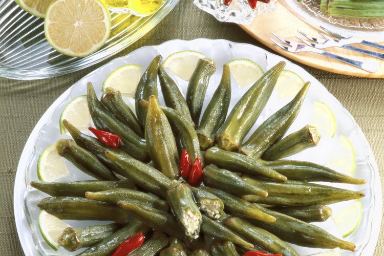 Hornea calalú entero o en rodajas para una comida rica en nutrientes.