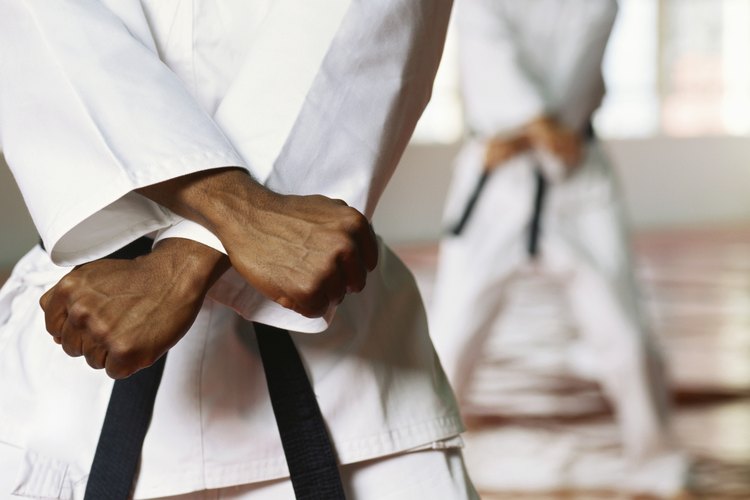 Un maestro que domina las técnicas del karate utiliza un cinturón negro.