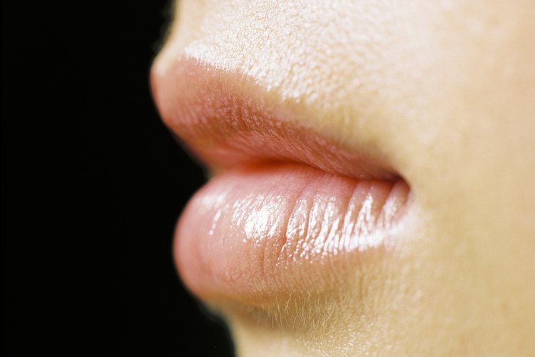 Puedes conseguir unos labios carnosos sin necesidad de un delineador.