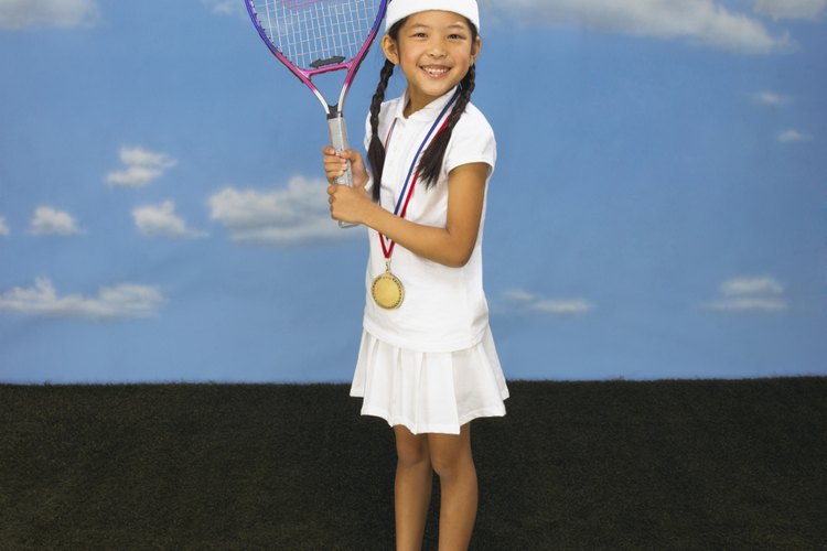 Viste a tu pequeña Sharapova con ropa blanca.