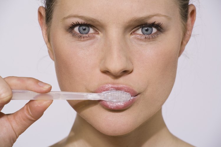 Limpia el cepillo de dientes cada un par de semanas.