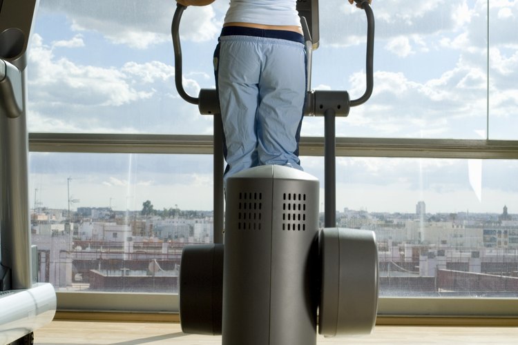 Algunas máquinas elípticas mantienen un seguimiento de la distancia que has recorrido y otras estadísticas, como calorías quemadas o tiempo de entrenamiento.