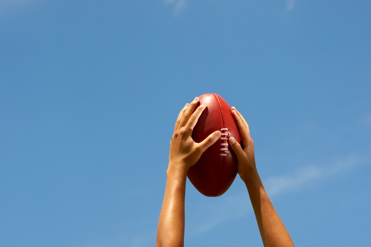 Saltar para atrapar el balón contribuye a una alta quema calórica en el fútbol.