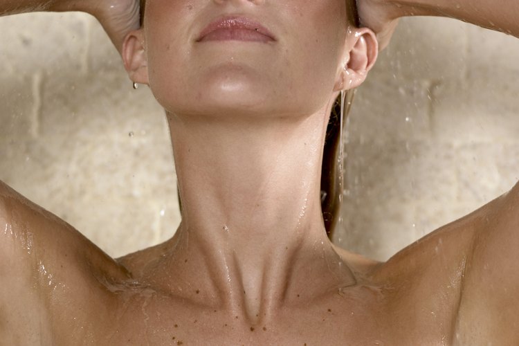 Haz productos exfoliantes para tu cuero cabelludo con ingredientes que puede que ya tengas en tu casa.