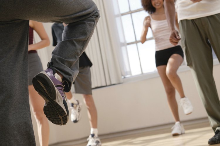 Equilibra tu dieta e incorpora suficiente actividad física.