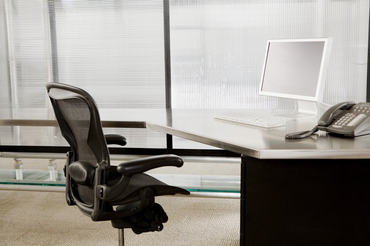 Utiliza una silla ergonómica para trabajar.