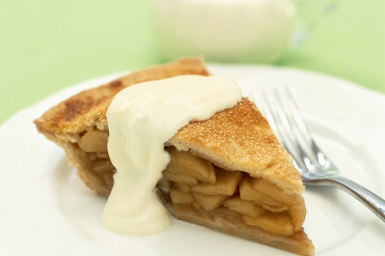 Usa una corteza de pasta ya hecha para hacer una tarta de manzana simple.