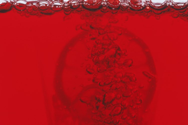 Cuanto más tiempo maceres las frambuesas, más profundo será el color del extracto.
