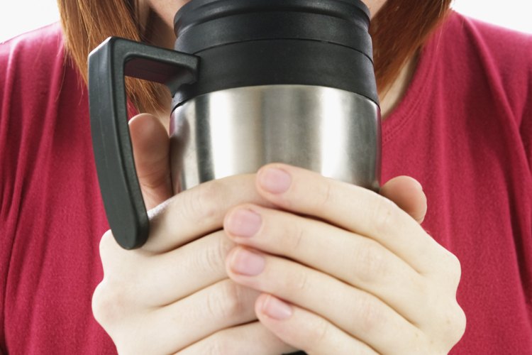 El café, algunos tés, la soda, las bebidas energizantes y el chocolate pueden contener cafeína.