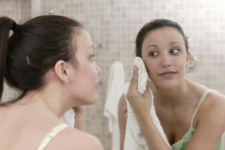 Usar una mascarilla facial elaborada con azúcar, miel y lima ofrece muchos beneficios para tu piel.