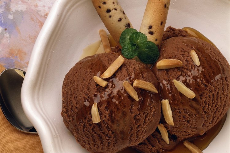 El helado de café contiene crema, leche, azúcar, café y saborizantes.