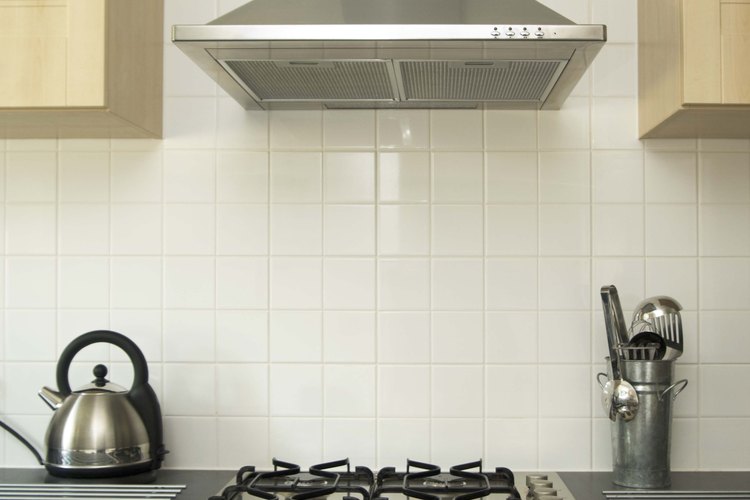 Las campanas extractoras de cocina eliminan la grasa, el humo y los olores desde el área de cocción.