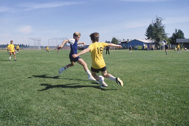 El fútbol involucra correr y cambiar direcciones, lo que puede ocasionar heridas de ingle.