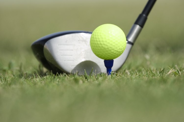 Colocar el palo de golf correctamente cuando vas a golpear la pelota es una técnica básica