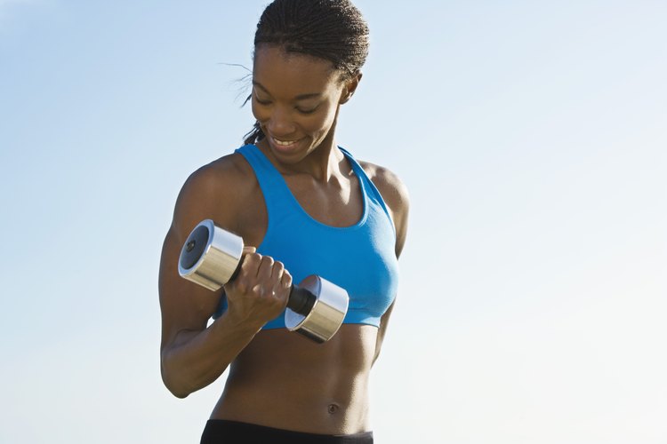 Practica flexiones de brazos en casa para tonificar tus brazos.